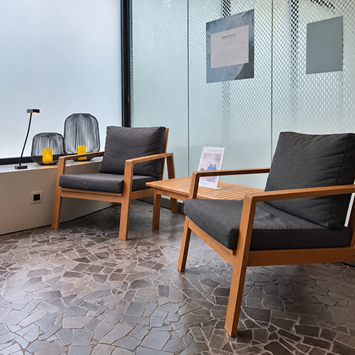Salon d'accueil du spa avec fauteuils en bois