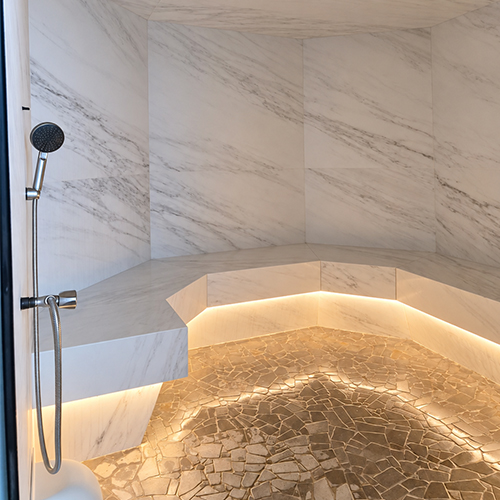 Hammam habillé de marbre blanc