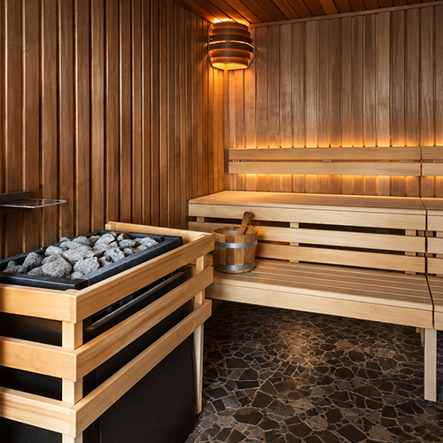 Sauna en bois à la lumière tamisée