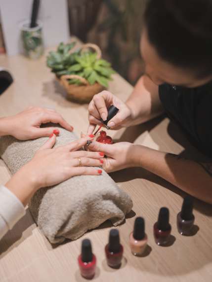 Soin bien-être Manucure + beauté des pieds avec pose de semi permanent