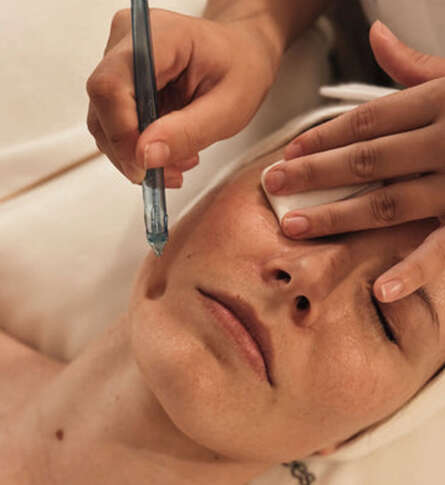 Soin bien-être Jet Peel avec luminothérapie